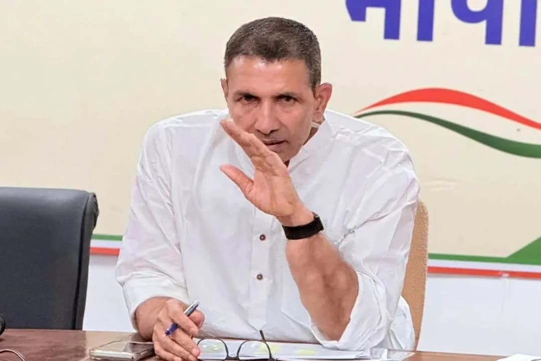 मां से साफ कराया अस्पताल का फर्श, वीडियो वायरल
