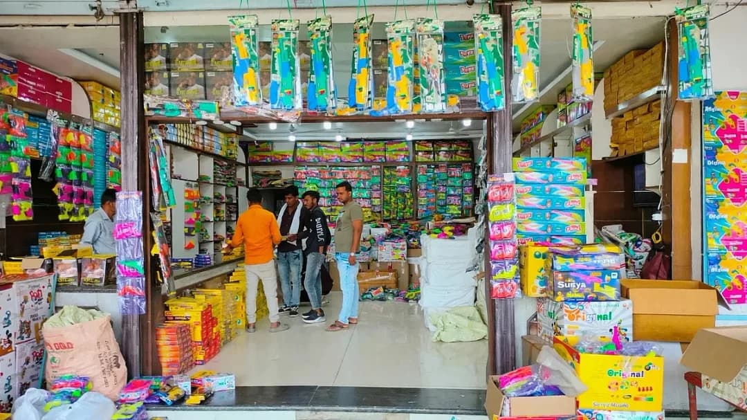 हलालपुर पटाखा बाजार में 1,500 किग्रा बारूद का स्टॉक, सुरक्षा चिंताएं बढ़ीं, स्थानांतरण रुका